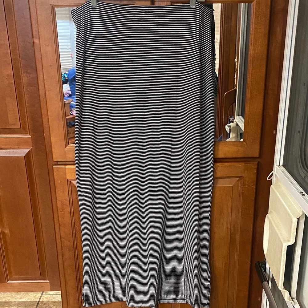 Old Navy Large Black and White Striped Maxi Skirt Wedding Guest Fall Office